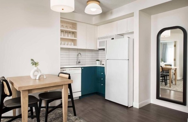 Enjoy Comfort & Convenience at This Modern Thornhill Suite with Swimming Pool