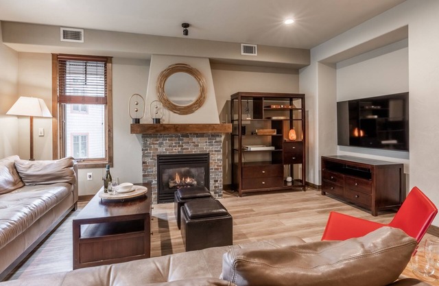 Enjoy Fall in Mammoth Lakes! Townhome with 2 Private Decks, Hot Tub, Fireplace a