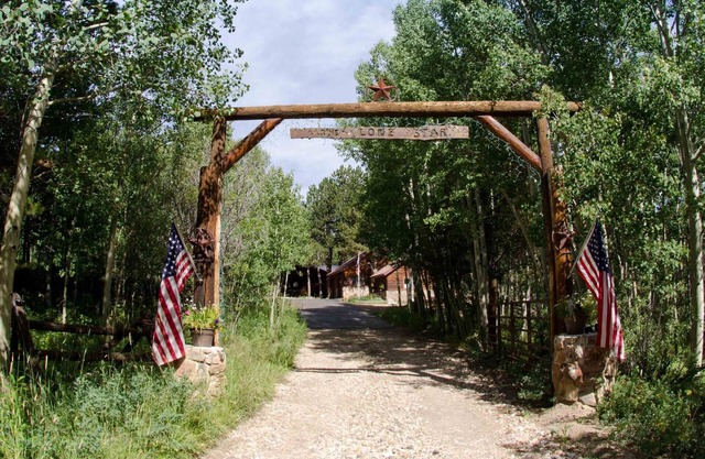 Enjoy family holidays near RMNP/Estes Park. New pricing for the fall/winter.