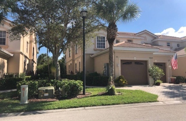 Enjoy Glen Eagle Golf and Country Club 5 min to beaches and downtown Naples