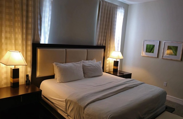 Enjoy Golfing, Shopping, Dining – HUGE King Studio