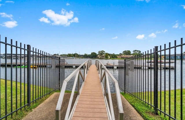 Enjoy Lake Conroe 2/2 Waterfront Condo-Country Club Amenities