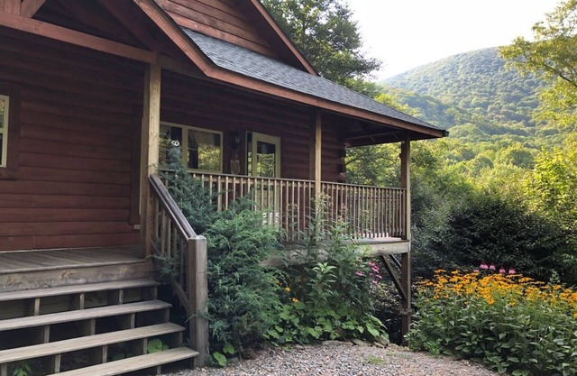 Enjoy peaceful beauty with View, Hot Tub, Privacy!