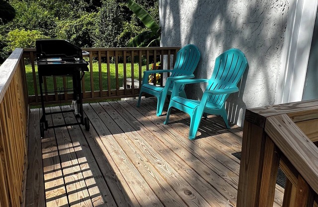 Enjoy Retro Arcade, Deck w/BBQ, Backyard +Nearby Beaches on Quiet/Safe Resi St