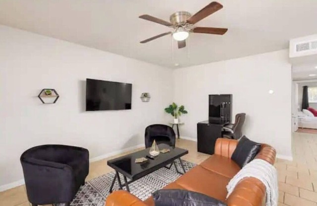 Enjoy San Antonion this excellent central location