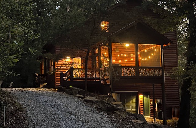 Enjoy sunsets from this quaint mountain cabin, 3 minutes from historic downtown.