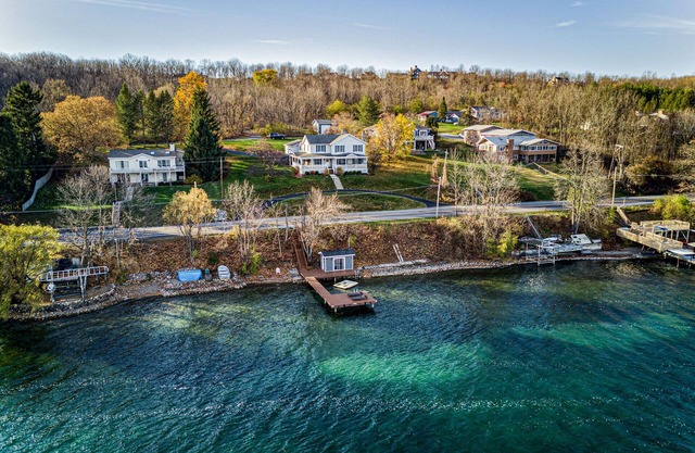 Enjoy swimming/boating in the lake, Fall Foliage, Wine trail, Skiing and Hiking