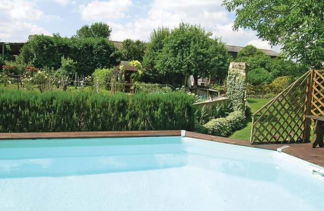 Enjoy the charm of this large yet cozy cottage with swimming pool in the communal garden.
