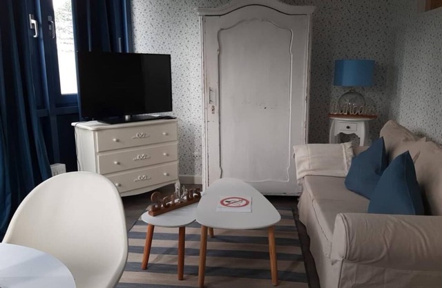 Enjoy the maritime atmosphere of this two-room apartment in Hamburg-Sasel.