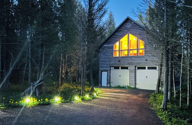 Enjoy the spacious vaulted ceilings with a full kitchen and open concept living!