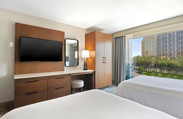 Enjoy Theme Park Proximity - 2 Spacious Suites Near Attractions. Pets Allowed!