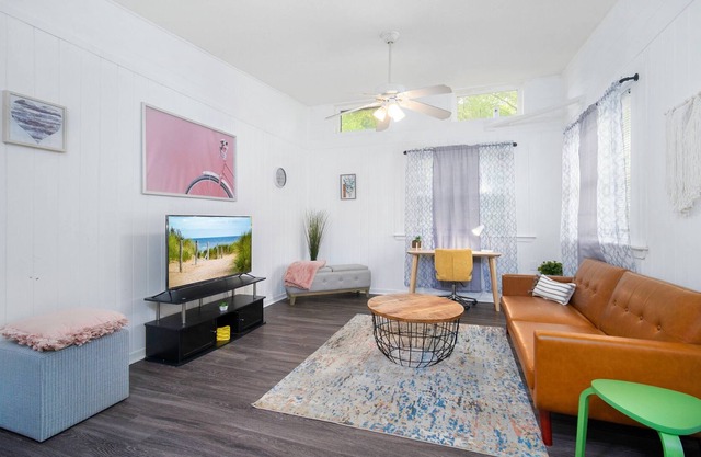 Enjoy this comfortable and cozy home in Murray Hill area