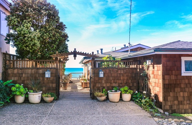 Enjoy This Gorgeous, Oceanfront Rental With Beach Access & Endless Views!