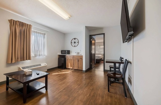 Enjoy Vacation! Indoor Pool, Pets Allowed, Free Parking, Free Breakfast