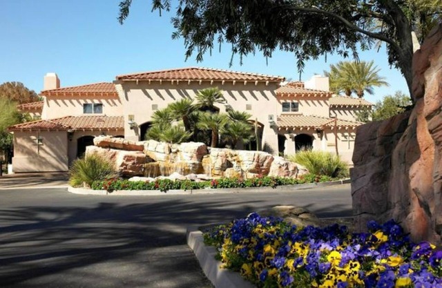Enjoy winter in a deluxe 1-bed condo with kitchenette in beautiful Scottsdale