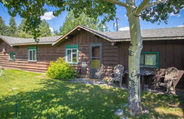 Enjoy your stay at in this historic forest service cabin in Buenttner Park