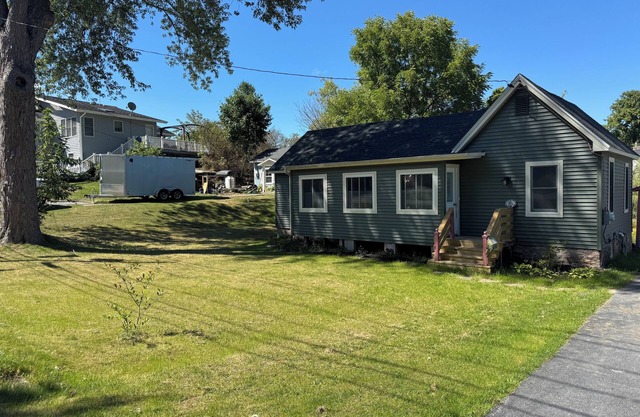 Enjoyable 2-bedroom house with AC in Alexandria Bay with kids play loft