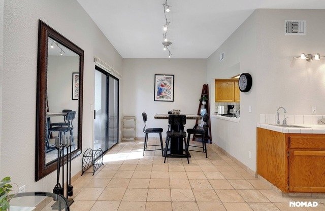 Enjoyable 3-bedroom condo with AC in charming Bakersfield