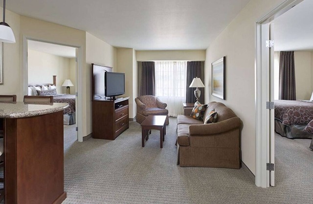 Enjoyable Stay! Outdoor Swimming Pool, Minutes’ Drive to Dallas World Aquarium!