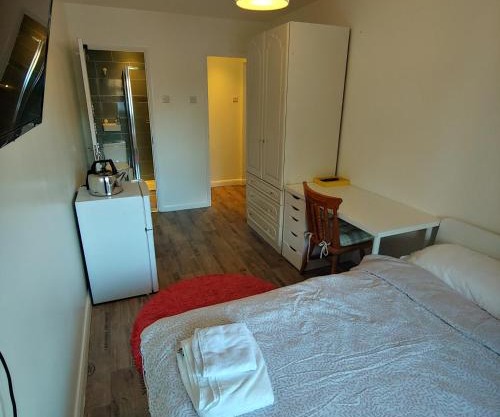 EnSuite Master Bedroom, private bathroom, inside family home, walking distance to Harry Potter