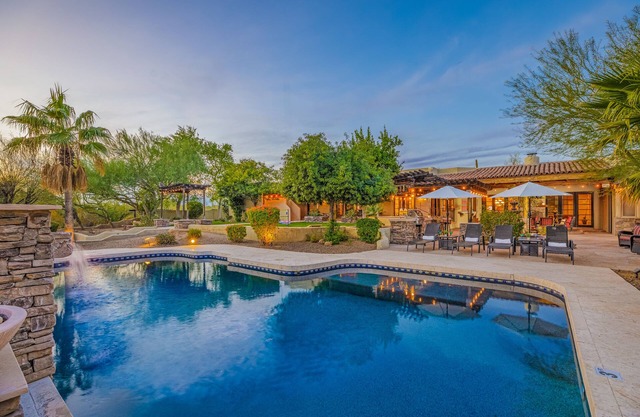Entertainment Galore! Heated Pool, Relaxing Spa, Putting Green, Bocce Court, BBQ