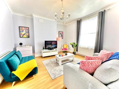 Enticing 2 Bedroom flat with mini-garden in Hackney, Lower Clapton