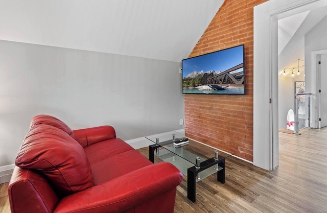 ENTIRE 1 BEDROOM APARTMENT ACROSS FROM GOOGLE