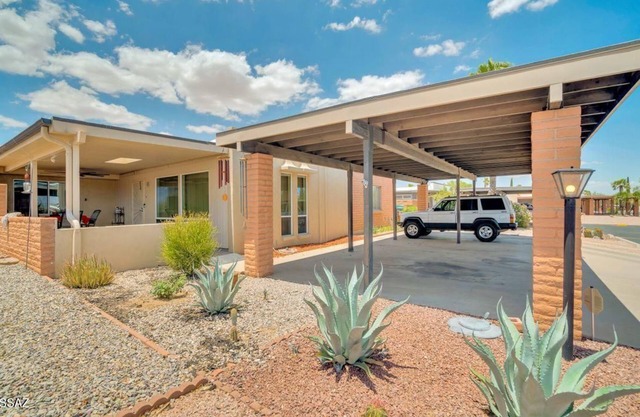 Entire 1500 sqft 2bed 2bath access to the pool don't be cramped in a room!