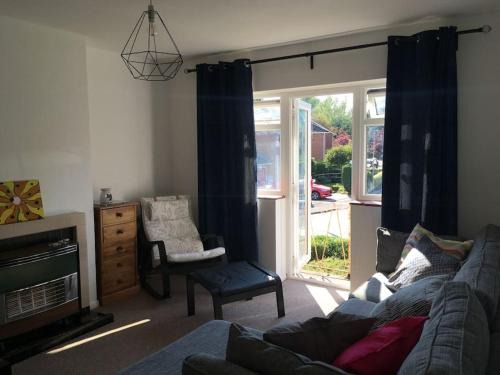 Entire 2 bed apartment - Up to 4 guest - 10 min from station & town centre
