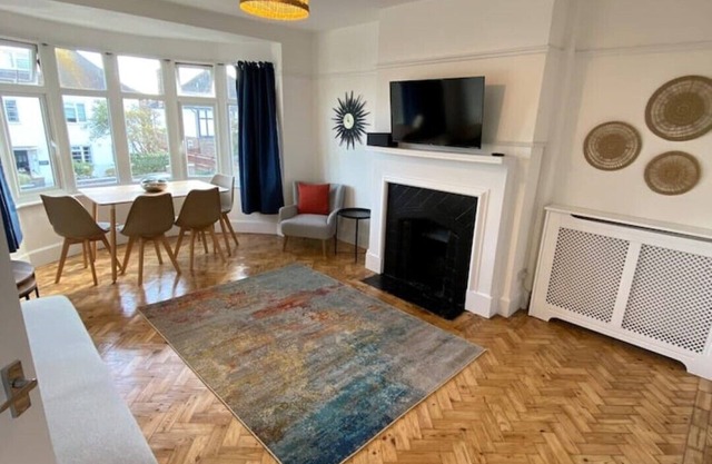 Entire 2 bed property, 1 road back from the sea