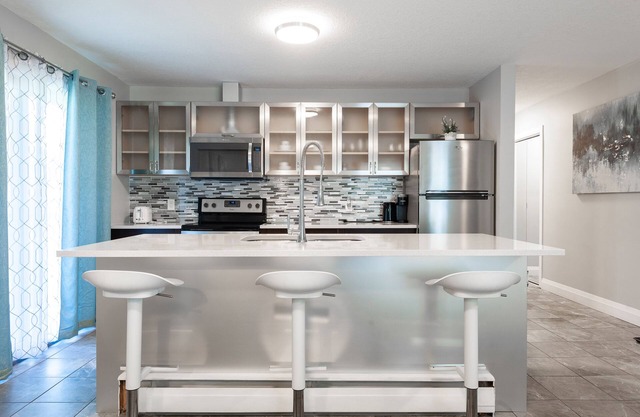 ENTIRE 2 BEDROOM APARTMENT UPTOWN WATERLOO