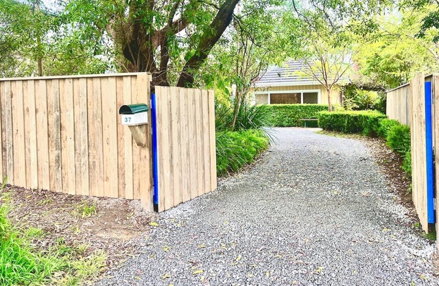 Entire 2 bedroom cottage in lower blue mountains - close to amenties and train!