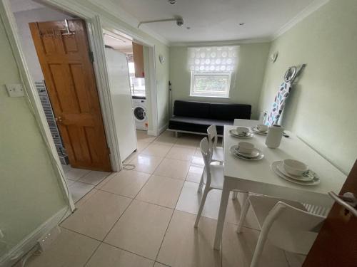 Entire 3 BR Home - Minutes to Emirates Stadium!