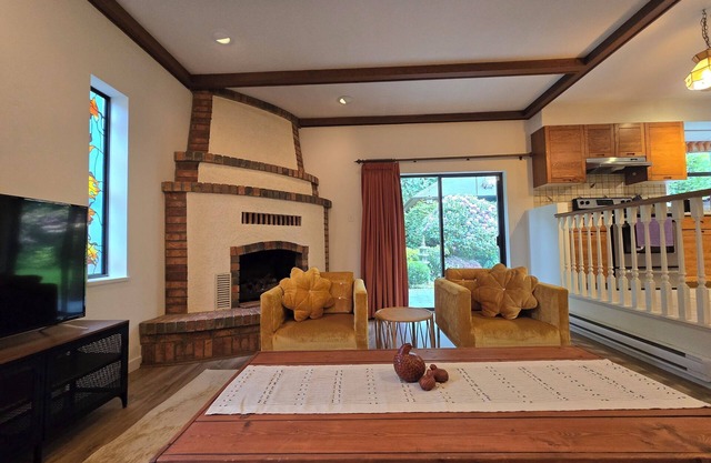 Entire 3br luxury house with 2 King & 2 TwinXL beds with Private Japanese garden