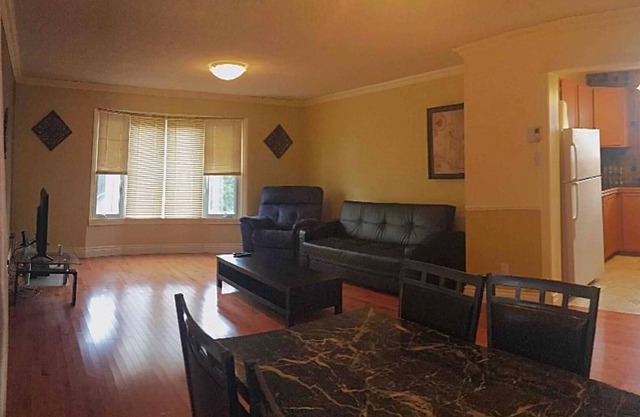 Entire 3rd Apartment. Located just a brief commute from downtown Ottawa