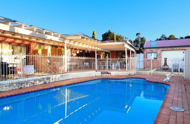 Entire 4 Bedroom House with Swimming Pool, Beautiful and Spacious