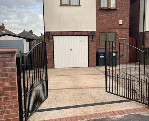 Entire -4 Bedrooms Detached House with Driveway