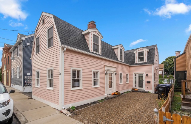 Entire 4BR 2 Bath Home l Minutes to Downtown Salem