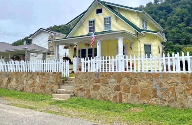 Entire 4BR Home in Town of Gilbert Hatfield McCoy Trails