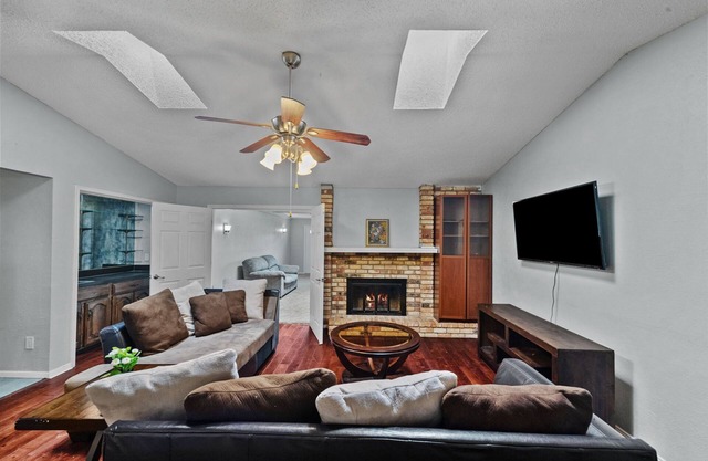 Entire 5 Bedrooms Centrally Located! Updated!Cozy!