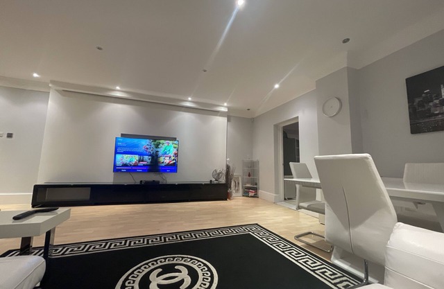 Entire 6 Bedroom House in London, Free Parking