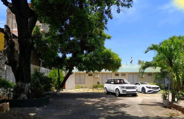 Entire 6-Bedroom Villa Free parking with Fast Wifi