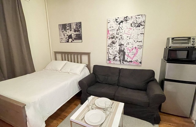 Entire Apart. Cozy Studio in a Private Townhouse