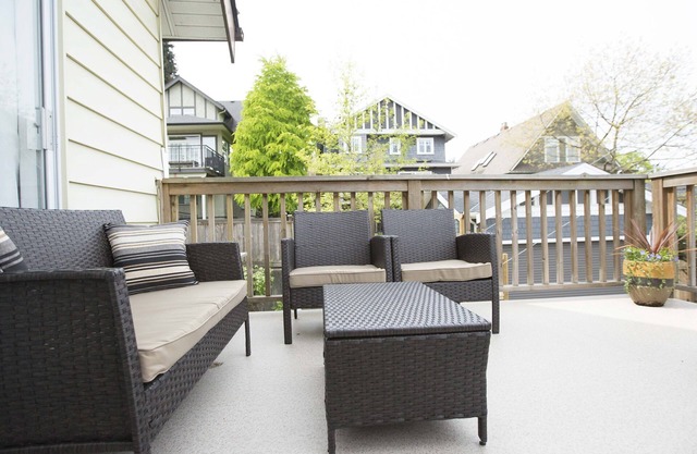 Entire Beautiful, 4 Bdrm Character Home - 7 min to downtown.