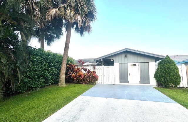 Entire centrally located spacious 3bd2bth sleep 6, close to shopping and beaches