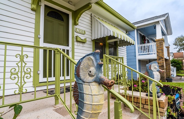 Entire Coastal Cottage 3 Blocks to the Seawall and Beach