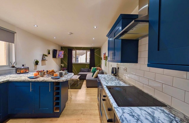 Entire cosy and modern City Centre apartment with free parking