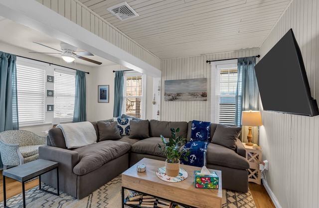 Entire Cottage. 2.5 blocks 2 beach. BBQ Grill. 4 beach badges.