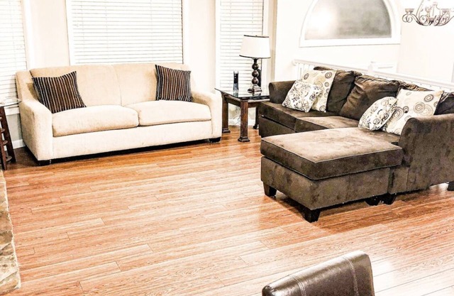 Entire Cozy Stand- alone 4bedroom 2 bathroom House