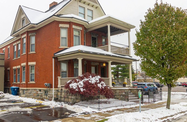 Entire Gorgeous Victorian Downtown KZOO Sleeps 12